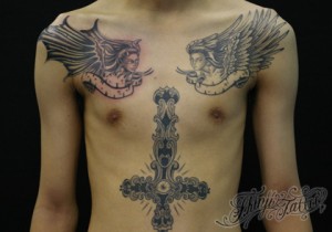 Shinji Tattooの天使と悪魔っぽい女神と十字架のタトゥー画像